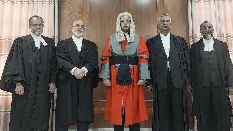 Chief Justice Syed Refaat Ahmed (C) administered the oath at the Supreme Court judges’ lounge on 13 August 2024